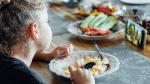 Çocuklara ekran eşliğinde yemek yedirmek neden tehlikeli?