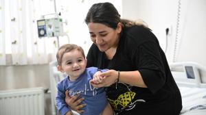 Böbrekleri taşla dolu Azerbaycanlı bebek Türkiye'de şifa buldu