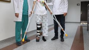 Bacağı kopan kızı 14 ameliyattan sonra yürütmeyi başardılar