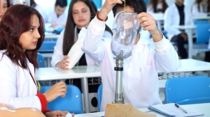 Öğrenciler okul laboratuvarında ortez ve protez üretiyor
