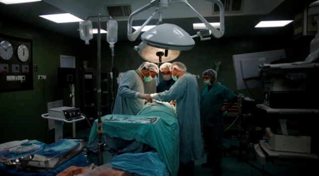 Hindistan'da hastanın 7,4 kilogramlık böbreği alındı