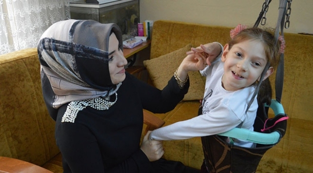 Serebral palsi hastası Nida derslerine evinde giriyor