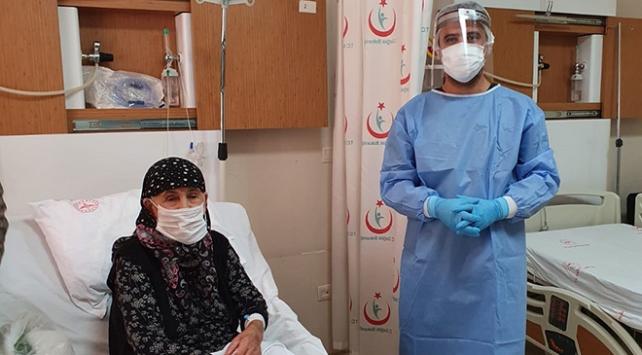 Koronavirüsü atlatan 104 yaşındaki kadın taburcu oldu