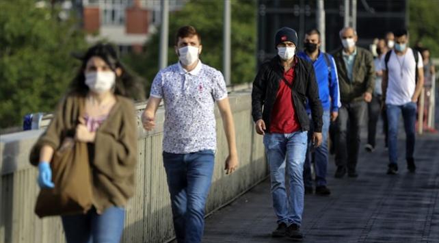 Kapalı alanda 15 dakika maskesiz kalmak COVID-19 riskini artırıyor