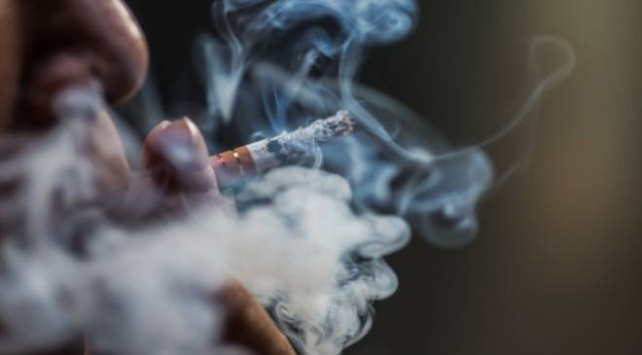 Sigara içerken üflenen hava COVID-19 bulaşma riskini yayıyor