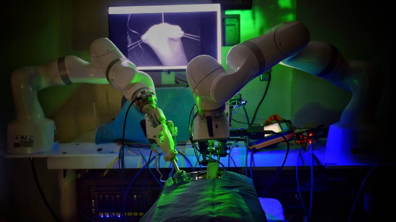 ABD'de ilk kez bir robot insan yardımı olmadan ameliyat yaptı
