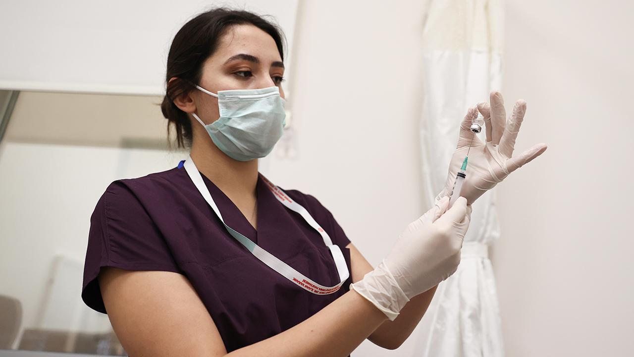 Sağlık çalışanlarına aşı anketi: Hastaneye yatış oranları düştü