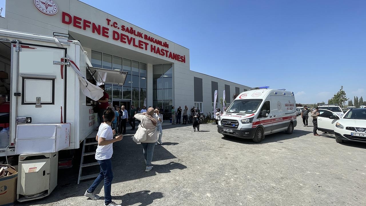 Hatay'daki Defne Devlet Hastanesi depremzedelerden tam not alıyor