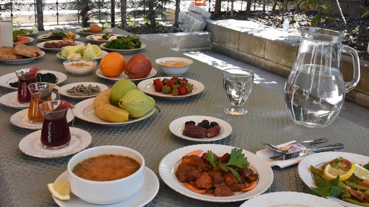 Uzmanlardan 'toplu iftarlardan kaçının' uyarısı