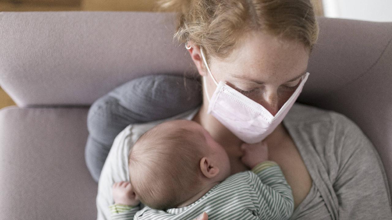 Koronavirüse yakalanan anne bebeğini emzirebilir mi?