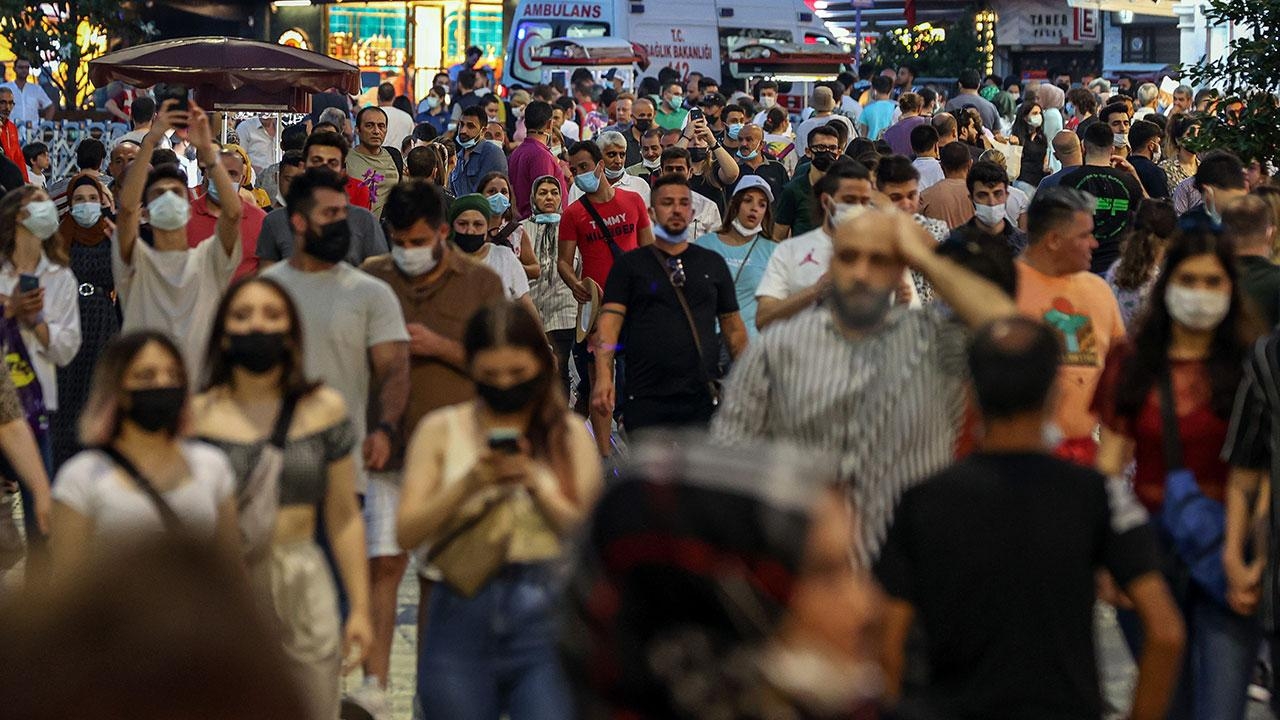 Bilim Kurulu Üyesi Yavuz: Mesafe korunamadıysa açık alanlarda da maske takılmalı