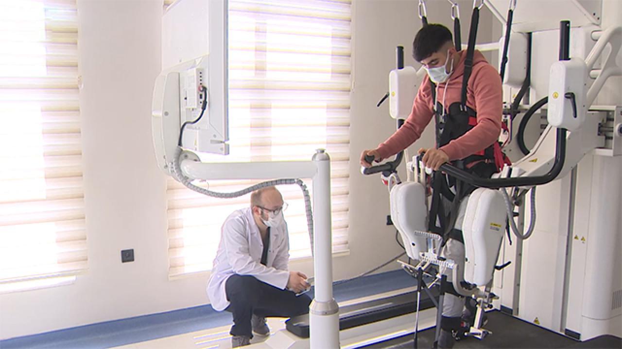 Yerli yürüyüş rehabilitasyon robotu felçli hastalara umut oldu