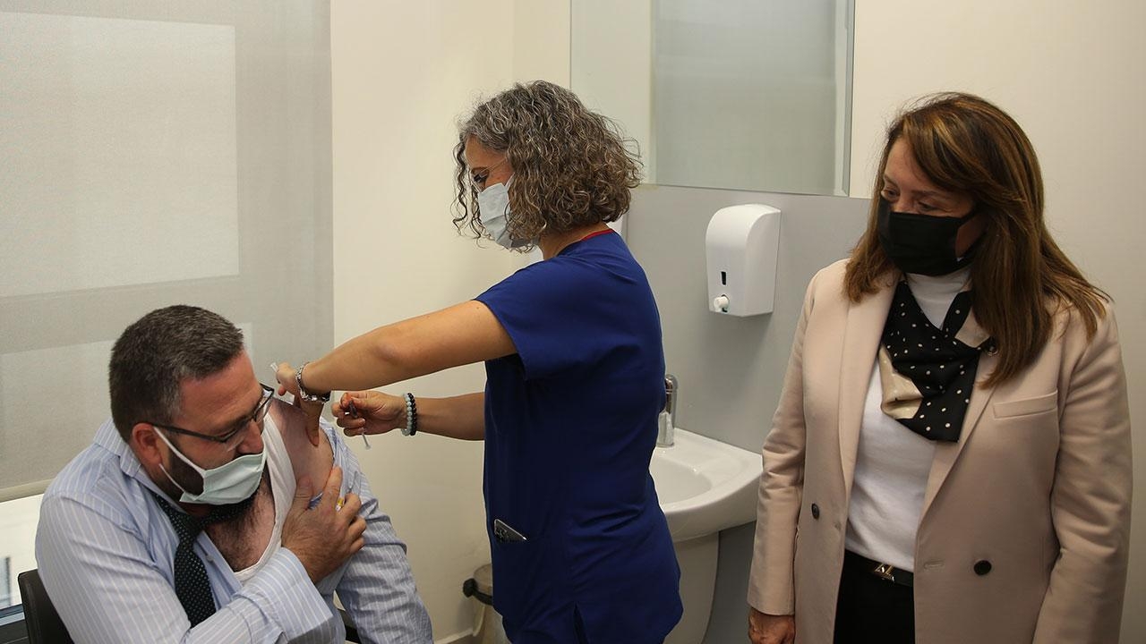 Eskişehir'de TURKOVAC'ın Faz-3 çalışması için gönüllü olan iki kişi aşılarını oldu