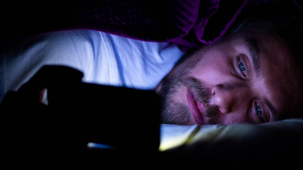 Uyku öncesi telefona bakanları bekleyen tehlike: Mavi ışık